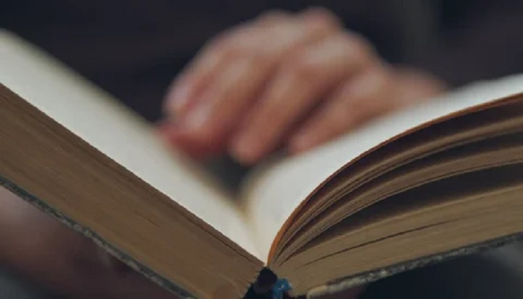 عزاداری میان صفحات کتاب