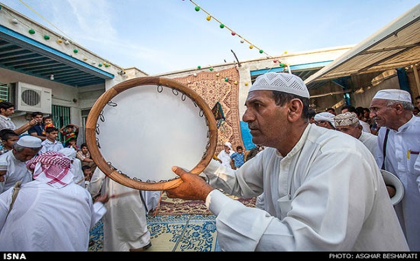 مراسم عقد در بین شیعیان کیش بسیار ساده و دور از تجملات برگزار می‌شود