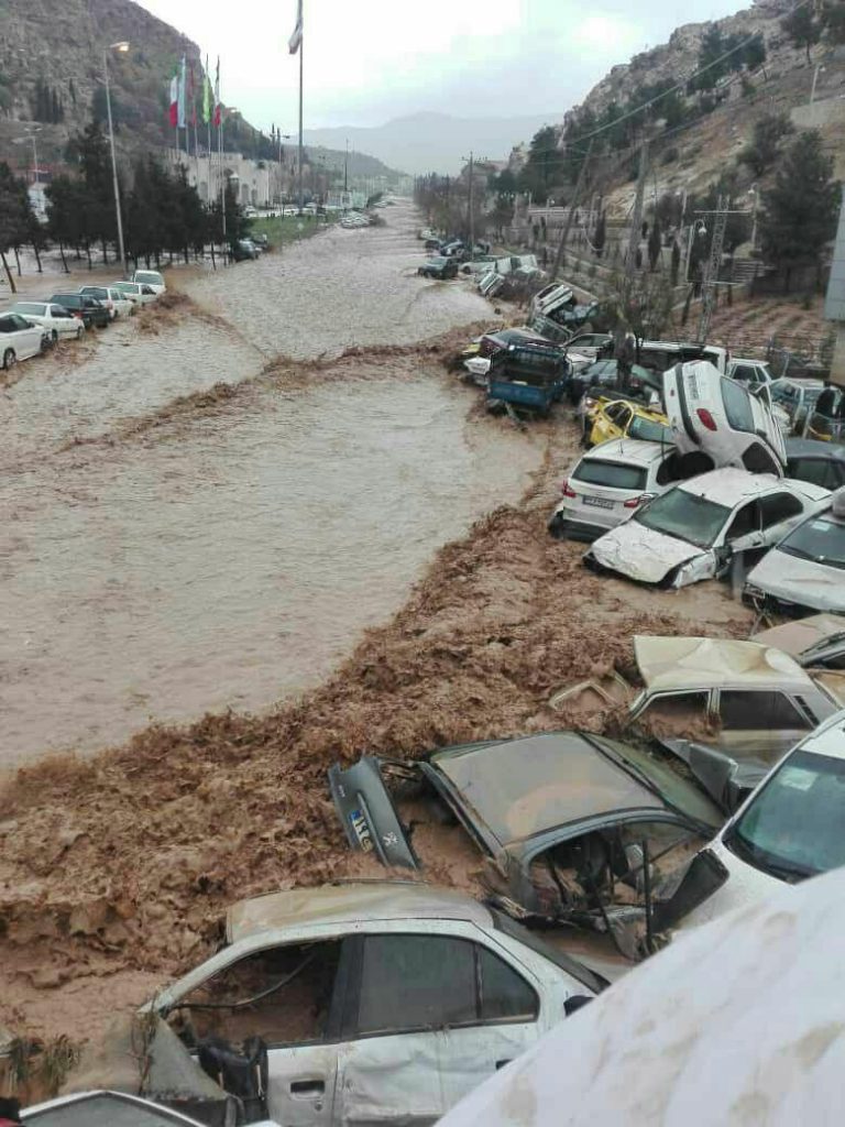 سیل در شیراز در میان بهت مسافران نوروزی دروازه قرآن را درنوردید