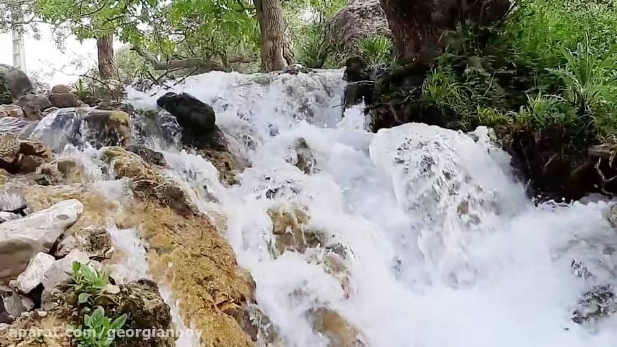 آبشار طرزه در استان اصفهان و در مجاورت استان لرستان قرار دارد