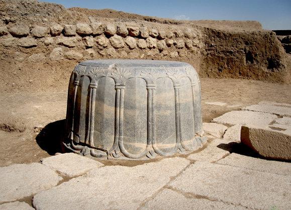 کشف ستون تاریخی در منزل یک روستایی عجیب نیست