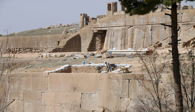کاوش کتیبه سه زبانه داریوش در تختگاه تخت جمشید