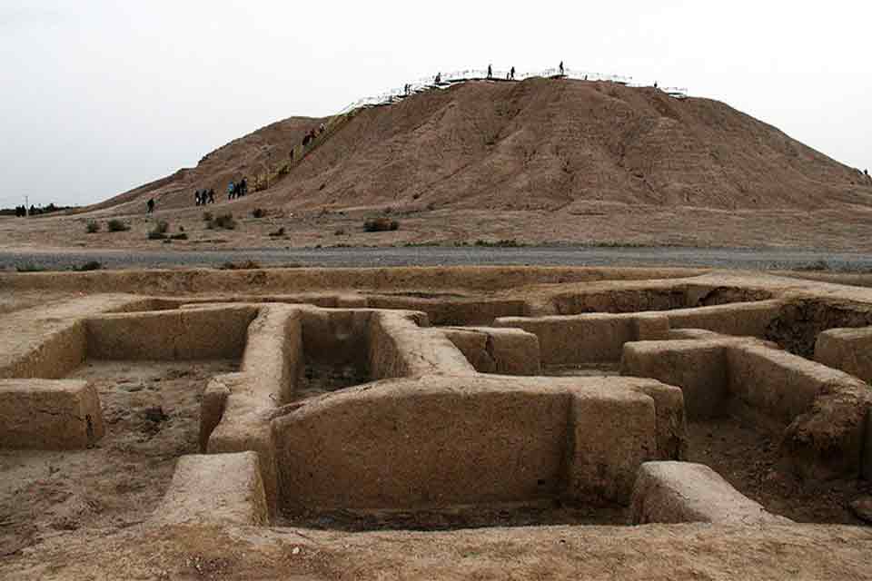 اعتراض به تخریب تپه ها و سایت های باستانی در جیرفت