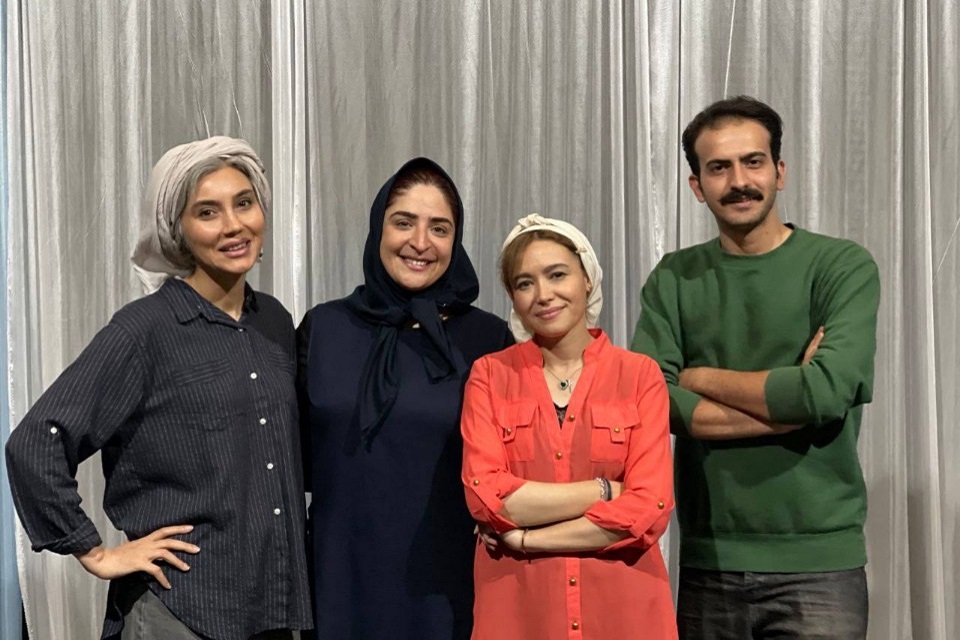 نمایش افسانه پر طلایی با معرفی بازیگران به صحنه نزدیک شد