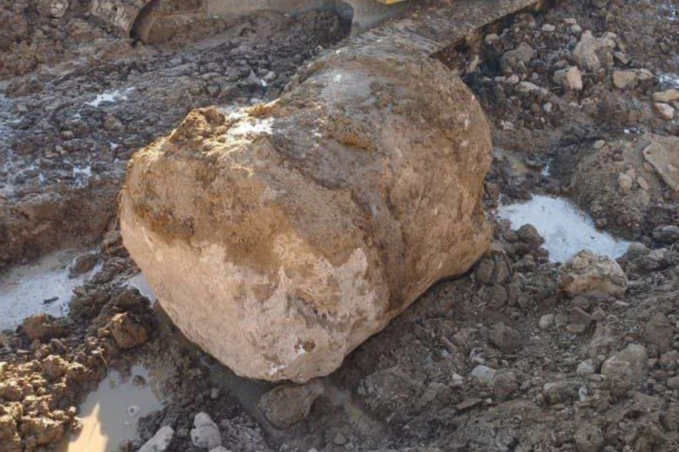 کشف ستون سنگی باستانی در دوخواهران نهاوند