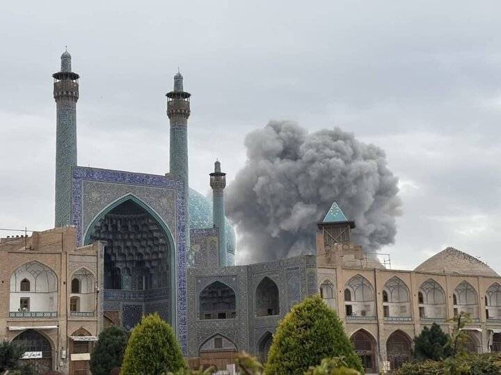 نصف جهان ایستاده در غبار