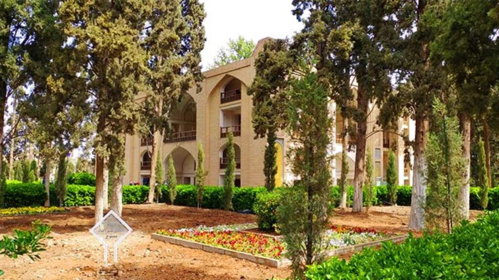حفاظت از درختان کهن‌سال باغ فین کاشان با طرح‌های نشان‌دار مالیاتی