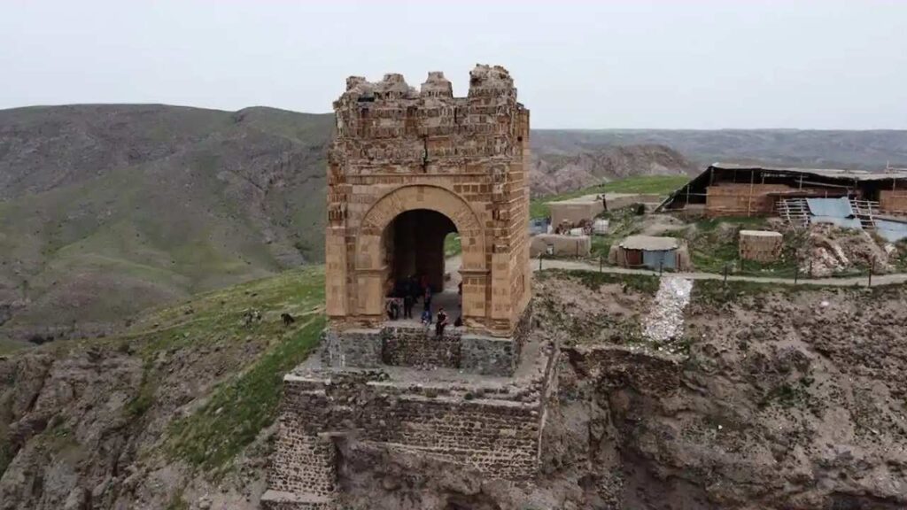 قلعه ضحاک؛ از هزار قطعه مرمت‌شده تا چشم‌انداز ثبت جهانی